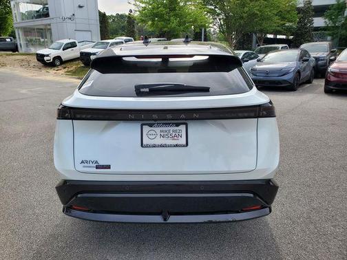 Everest White Pearl Tricoat/Black Diamond Pearl 2023 Nissan ARIYA PREMIERE