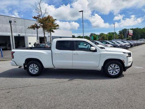 Glacier White 2024 Nissan Frontier SV
