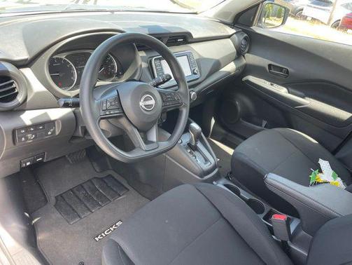 Gun Metallic 2025 Nissan Kicks S