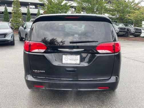 2022 Chrysler Voyager LX