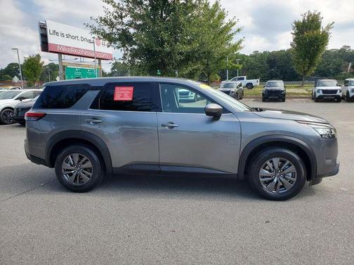 2022 Nissan Pathfinder S 2WD
