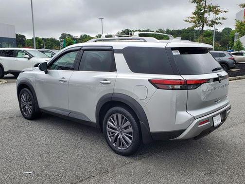 Brilliant Silver Metallic 2024 Nissan Pathfinder SL FWD