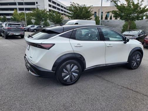 Everest White Pearl Tricoat/Black Diamond Pearl 2023 Nissan ARIYA EVOLVE+