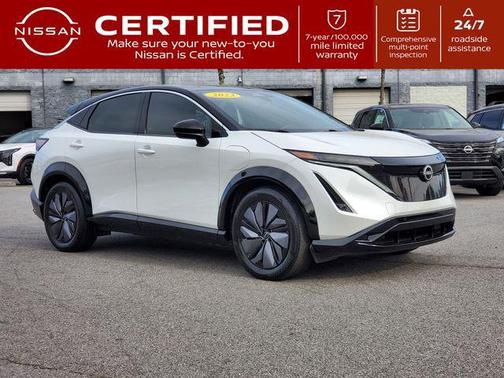 Everest White Pearl Tricoat/Black Diamond Pearl 2023 Nissan ARIYA VENTURE+