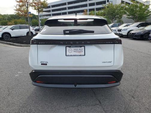 Everest White Pearl Tricoat/Black Diamond Pearl 2023 Nissan ARIYA VENTURE+