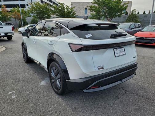 Everest White Pearl Tricoat/Black Diamond Pearl 2023 Nissan ARIYA VENTURE+