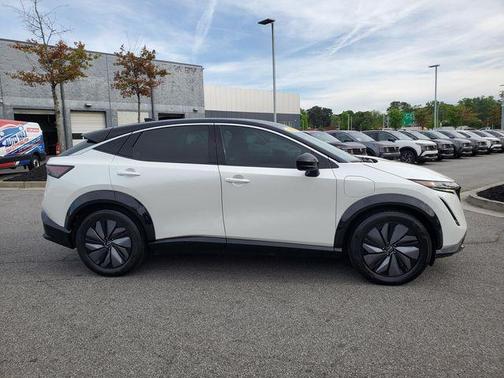 Everest White Pearl Tricoat/Black Diamond Pearl 2023 Nissan ARIYA VENTURE+