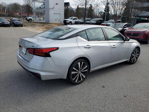 2022 Nissan Altima SR FWD