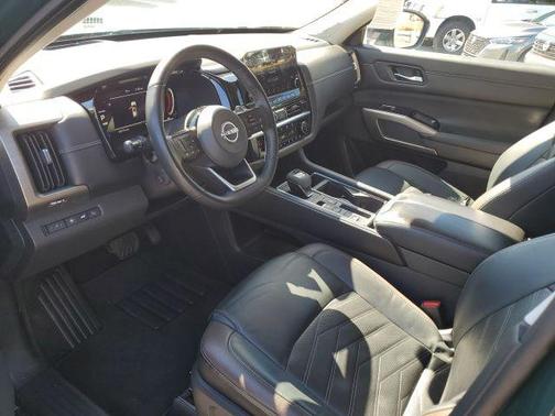 2023 Nissan Pathfinder Platinum FWD