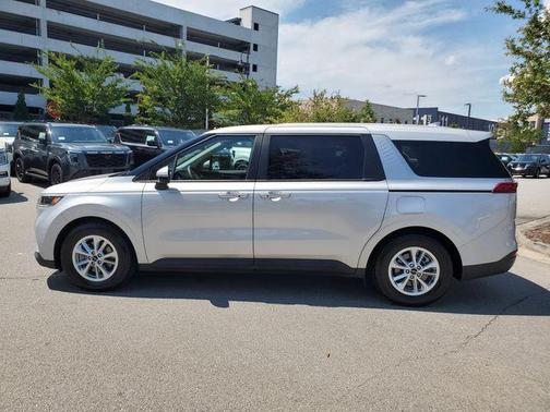 2023 Kia Carnival LX