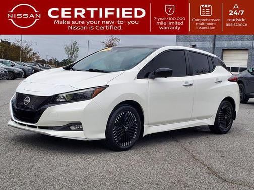 Super Black/Pearl White 2024 Nissan Leaf SV PLUS