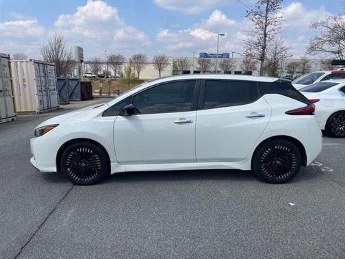 Super Black/Pearl White 2024 Nissan Leaf SV PLUS