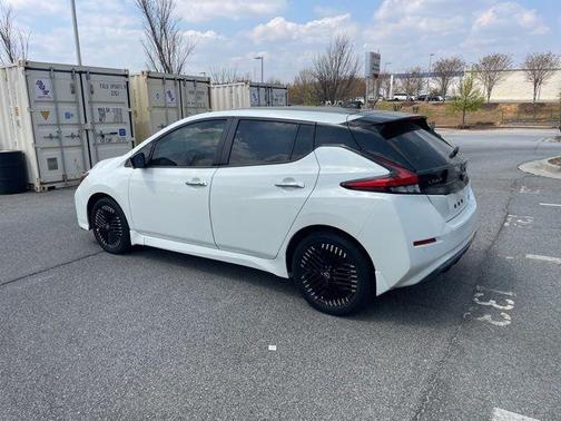 Super Black/Pearl White 2024 Nissan Leaf SV PLUS
