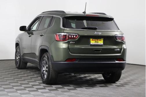 Photo 4 of 8 of 2018 Jeep Compass Latitude