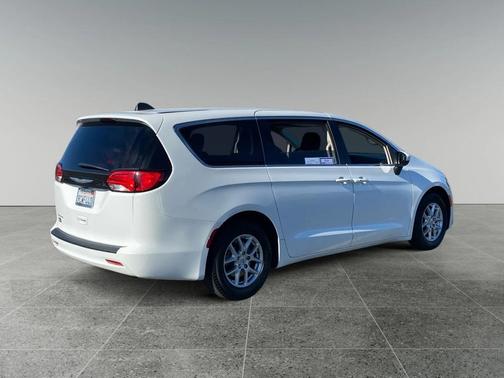 2022 Chrysler Voyager LX