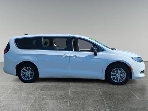 2024 Chrysler Voyager LX