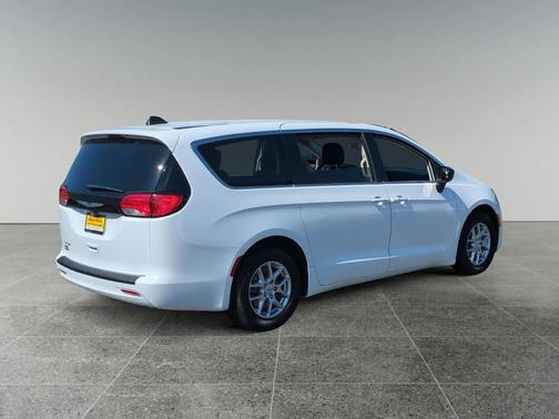 2024 Chrysler Voyager LX
