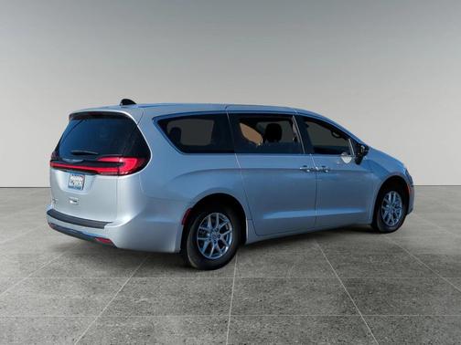 2024 Chrysler Pacifica Touring