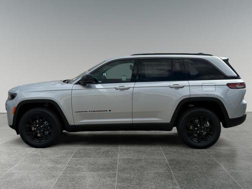 Silver Zynith 2026 Jeep Grand Cherokee Altitude