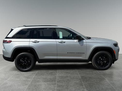 Silver Zynith 2026 Jeep Grand Cherokee Altitude