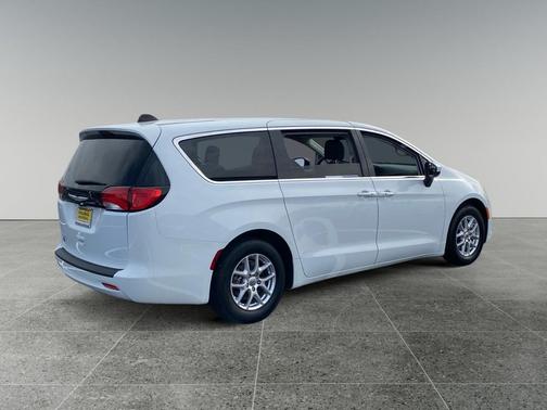 Bright White Clearcoat 2022 Chrysler Voyager LX