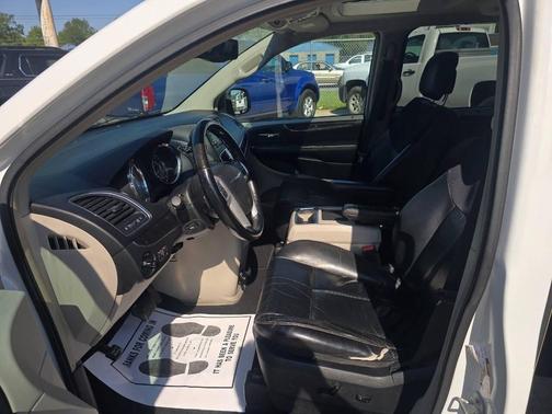 Bright White Clear Coat 2014 Chrysler Town & Country Limited