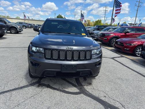 Granite Crystal Metallic Clearcoat 2018 Jeep Grand Cherokee Altitude