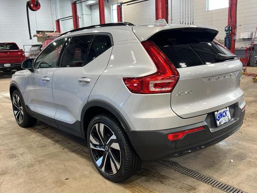 2025 Volvo XC40 B5 Plus Dark Theme