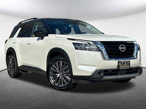 Pearl White Tricoat/Super Black 2024 Nissan Pathfinder SL 4WD