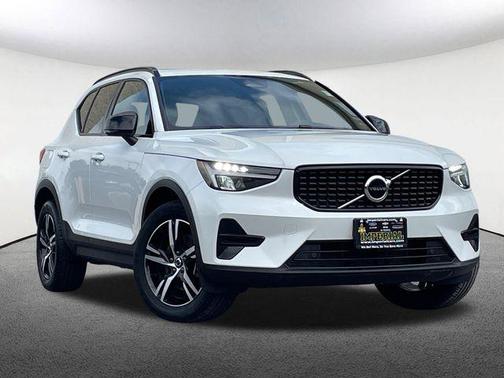 2024 Volvo XC40 B5 Core Bright Theme