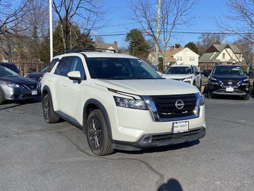 2022 Nissan Pathfinder SV