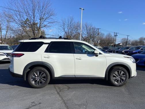 2022 Nissan Pathfinder SV