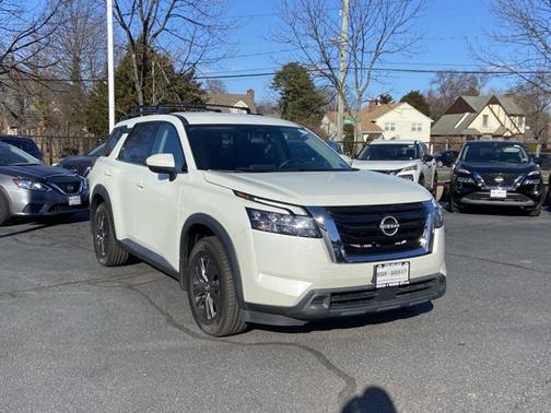 2022 Nissan Pathfinder SV