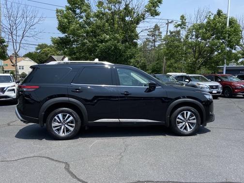 2024 Nissan Pathfinder SL