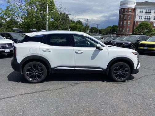 Aspen White Tri 2025 Nissan Kicks SR