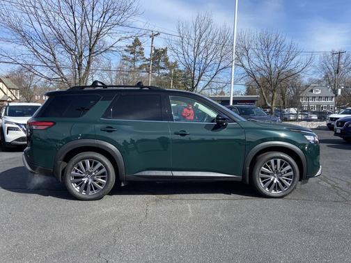 2022 Nissan Pathfinder SL
