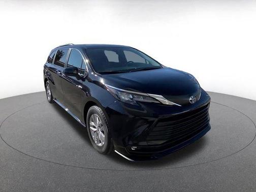 2025 Toyota Sienna XLE