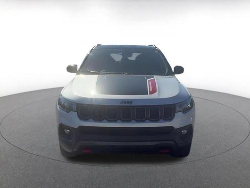 Silver Zynith Metallic Clearcoat 2025 Jeep Compass Trailhawk