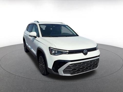 Pure White 2025 Volkswagen Taos 1.5T SE