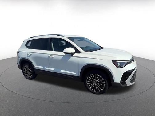 Pure White 2025 Volkswagen Taos 1.5T SE