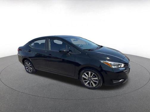 Super Black 2025 Nissan Versa 1.6 SV