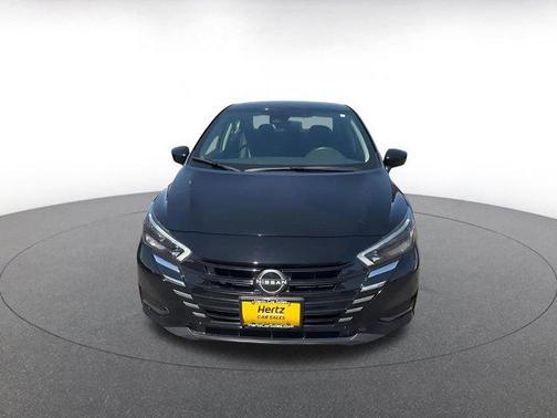 Super Black 2025 Nissan Versa 1.6 SV
