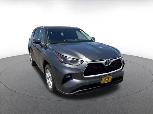 Magnetic Gray Metallic 2025 Toyota Highlander LE