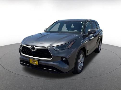 Magnetic Gray Metallic 2025 Toyota Highlander LE