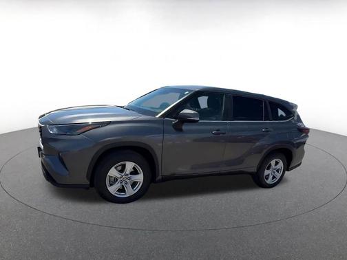 Magnetic Gray Metallic 2025 Toyota Highlander LE