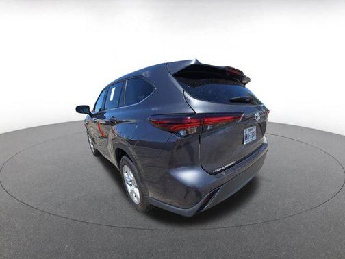 Magnetic Gray Metallic 2025 Toyota Highlander LE
