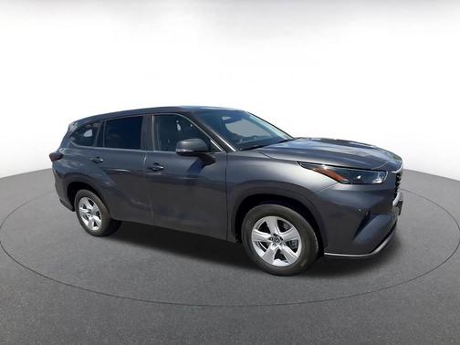 Magnetic Gray Metallic 2025 Toyota Highlander LE