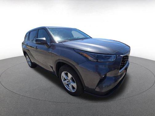 Magnetic Gray Metallic 2025 Toyota Highlander LE