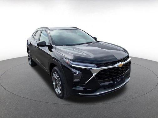 Mosaic Black Metallic 2025 Chevrolet Trax LT