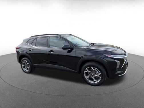 Mosaic Black Metallic 2025 Chevrolet Trax LT